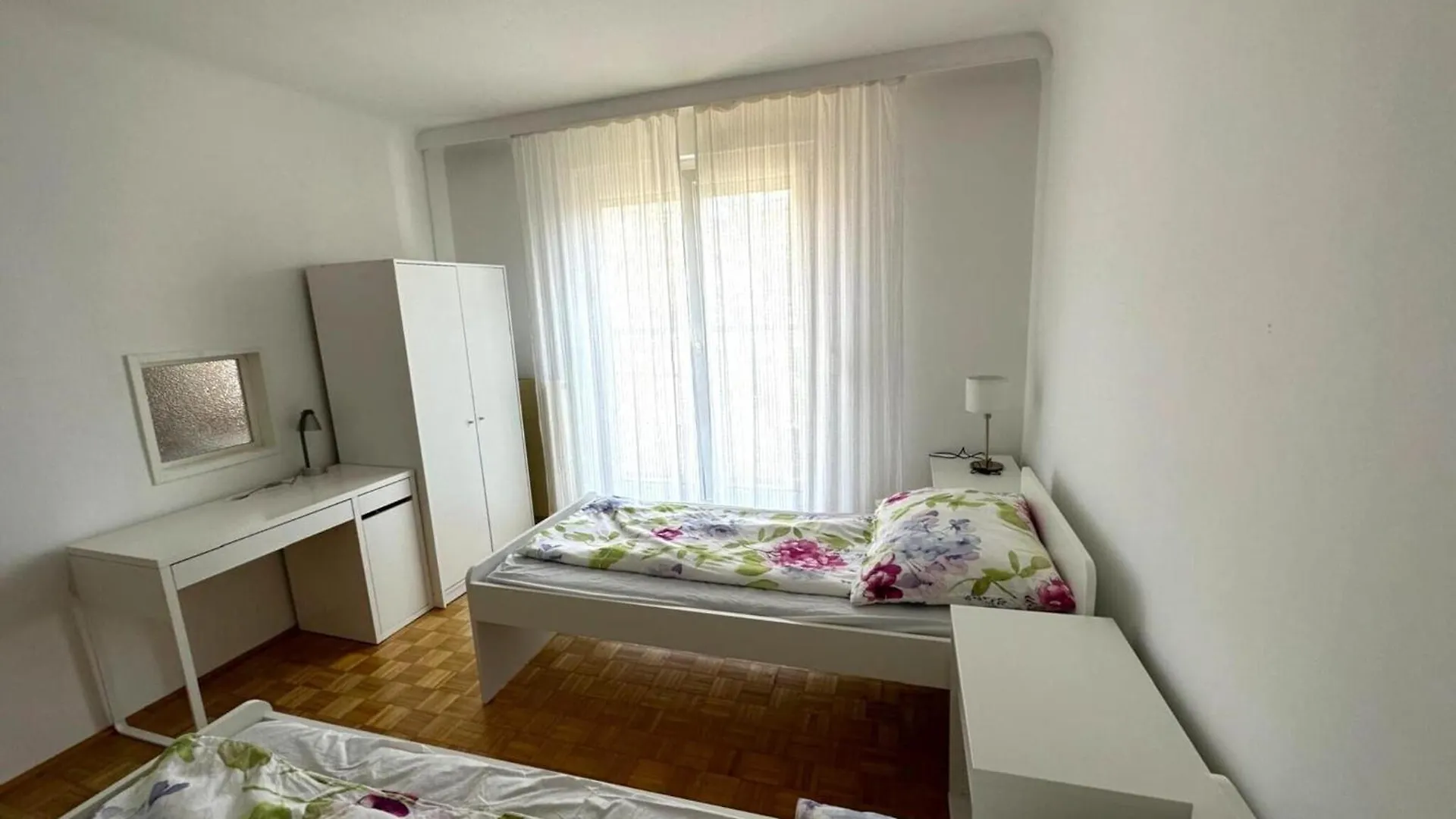 Apartment For 6 Near Schonbrunn , Cleaning Included 0*, ウィーン